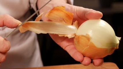 Πώς να ξεφλουδίσετε το κρεμμύδι πρακτικά;