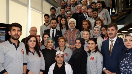 Η πρώτη κυρία Erdoğan συναντά με τους νέους στο Mardin