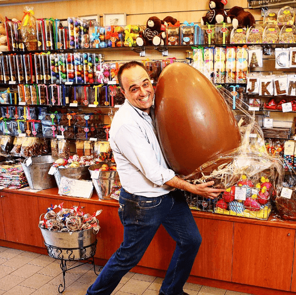 Ο John Kapos δημιούργησε ένα Snapchat, εμπνευσμένο από ένα μεγάλο Πασχαλινό αυγό σοκολάτας.