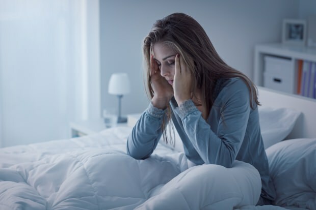 Ένα άτομο με ανεπαρκή αϋπνία προκαλεί επίσης σοβαρό πονοκέφαλο.