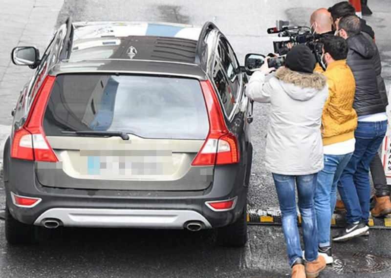 Ο Kenan imirzalıoğlu, ο οποίος μπήκε στο αυτοκίνητό του, έφυγε από εκεί.