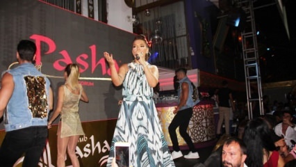 Ο Demet Akalın έδωσε μια συναυλία με το 10χρονο φόρεμά της