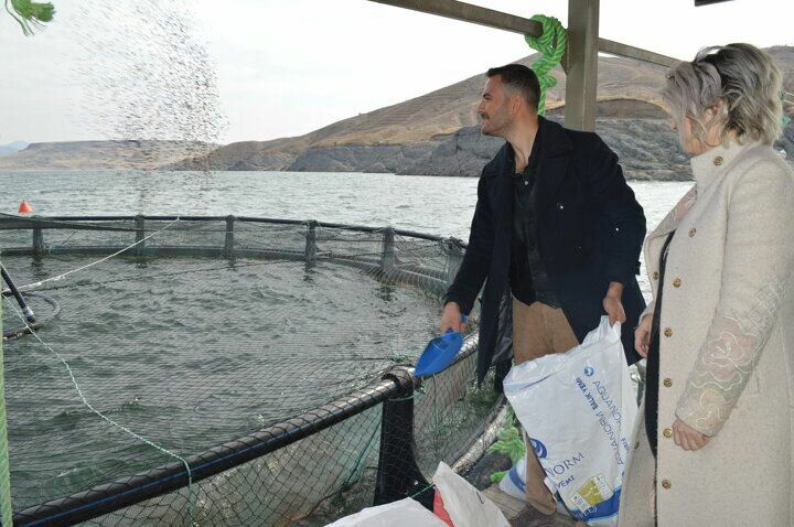 Ο Kürşat Kılıç έφυγε από τις τράπεζες και έγινε παραγωγός ψαριών με τη σύζυγό του!
