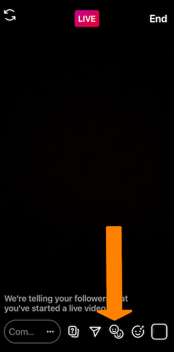 στιγμιότυπο οθόνης μιας ζωντανής μετάδοσης Instagram με ένα πορτοκαλί βέλος που δείχνει το εικονίδιο με τα χαμογελαστά πρόσωπα στο κάτω μέρος της οθόνης