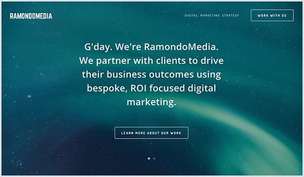 Ο ιστότοπος RamandoMedia έχει σκούρο μπλε φόντο με αστέρια και ραβδώσεις φωτός. Πάνω από την εικόνα, εμφανίζεται λευκό κείμενο και ένα κουμπί. Το κείμενο λέει G'day. Είμαστε RamondoMedia. Συνεργαζόμαστε με πελάτες για να επιτύχουμε τα επιχειρηματικά τους αποτελέσματα χρησιμοποιώντας το ψηφιακό μάρκετινγκ που εστιάζεται κατά παραγγελία και εστιάζει στην απόδοση της επένδυσης. Το κείμενο του κουμπιού αναφέρει Μάθετε περισσότερα για την εργασία μας. 