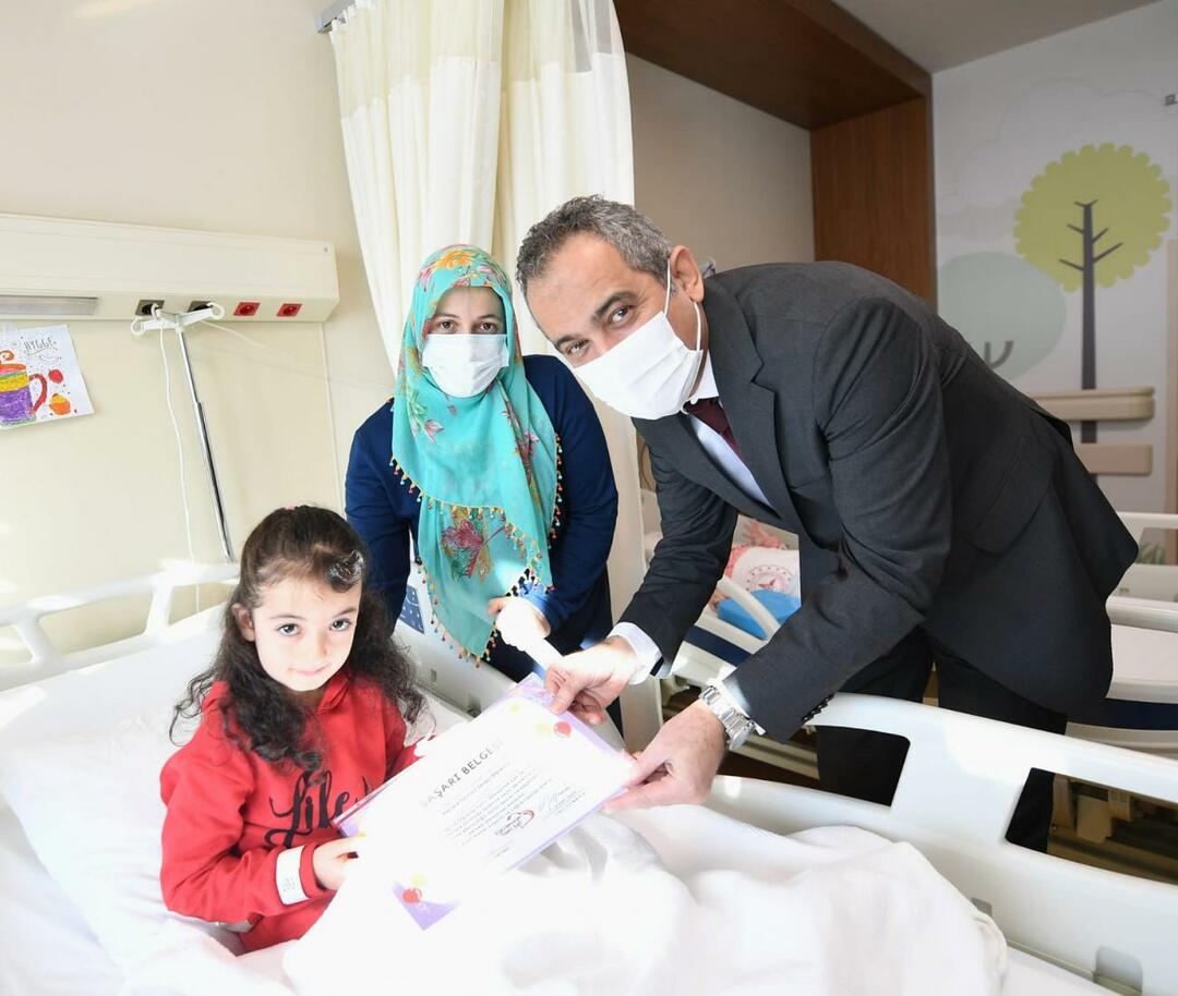 Η Εμινέ Ερντογάν μετέφερε τις ευχές της για θεραπεία στα παιδιά που νοσηλεύονταν στο νοσοκομείο