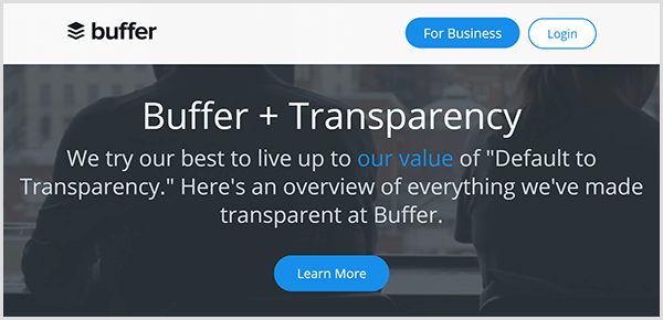 Η ιστοσελίδα Buffer για ριζική διαφάνεια της εταιρείας έχει σκούρο φόντο με το κείμενο Προσπαθούμε το καλύτερό μας για να ανταποκριθούμε στην αξία μας από προεπιλογή στη διαφάνεια. Ακολουθεί μια επισκόπηση όλων όσων έχουμε κάνει διαφανή στο Buffer. Ένα μπλε κουμπί Μάθετε περισσότερα εμφανίζεται κάτω από το κείμενο.