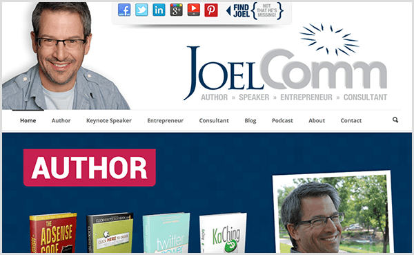 Ο ιστότοπος του Joel Comm δείχνει μια φωτογραφία του Joel που χαμογελά και φοράει ένα απλό, ανοιχτό μπλε πουκάμισο και ένα ανοιχτό γκρι μπλουζάκι κάτω από αυτό. Η πλοήγηση περιλαμβάνει επιλογές για σπίτι, συγγραφέα, βασικό ομιλητή, επιχειρηματία, σύμβουλο, blog, podcast, σχετικά με και επικοινωνία. Η κυλιόμενη εικόνα κάτω από την πλοήγηση επισημαίνει τα βιβλία που έχει γράψει.