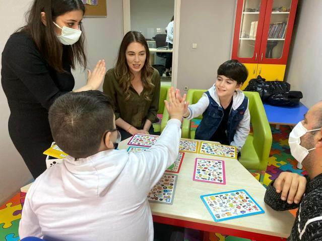 Σημαντική επίσκεψη από τον Mustafa Konak, γιο του Burcu Biricik, με αυτισμό στην τηλεοπτική σειρά «Fatma»