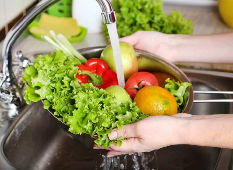 Πώς πρέπει να πλένονται τα φρούτα και τα λαχανικά; Αυτά τα σφάλματα προκαλούν δηλητηρίαση!