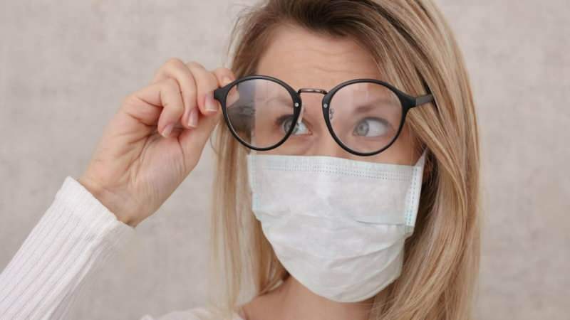 Πώς να αποτρέψετε τον ατμό από τα γυαλιά ενώ φοράτε μάσκα;