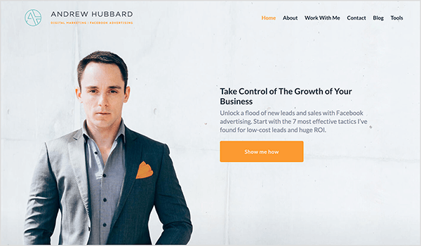 Ο ιστότοπος του Andrew Hubbard εμφανίζει το ανδρικό σε ένα γκρι κοστούμι με ένα πορτοκαλί τετράγωνο τσέπης. Το κείμενο "Πάρτε τον έλεγχο της ανάπτυξης της επιχείρησής σας" εμφανίζεται με έντονα γκρι γράμματα. Ένα πορτοκαλί κουμπί λέει "Show Me How".