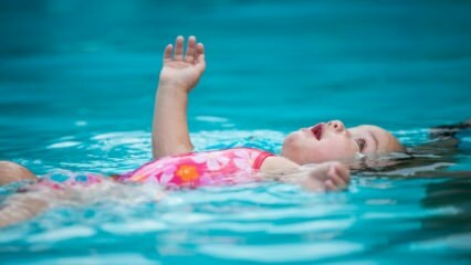 Μπορούν τα μωρά να κολυμπήσουν στην πισίνα ή στη θάλασσα;