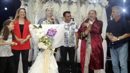 Έκπληξη γάμου στη σκηνή από Funda Arar