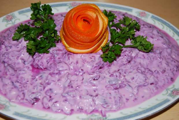 Πώς να φτιάξετε σαλάτα μοβ λάχανου με το ευκολότερο γιαούρτι;