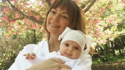 Νέα στάση από τη νέα μητέρα Özge Özder με τη μικρή της κόρη! Εύα Λούνα όλη η προσοχή ...