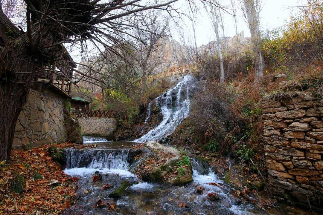 Ο καταρράκτης Günpınar προσφέρει μια ταραχή χρωμάτων