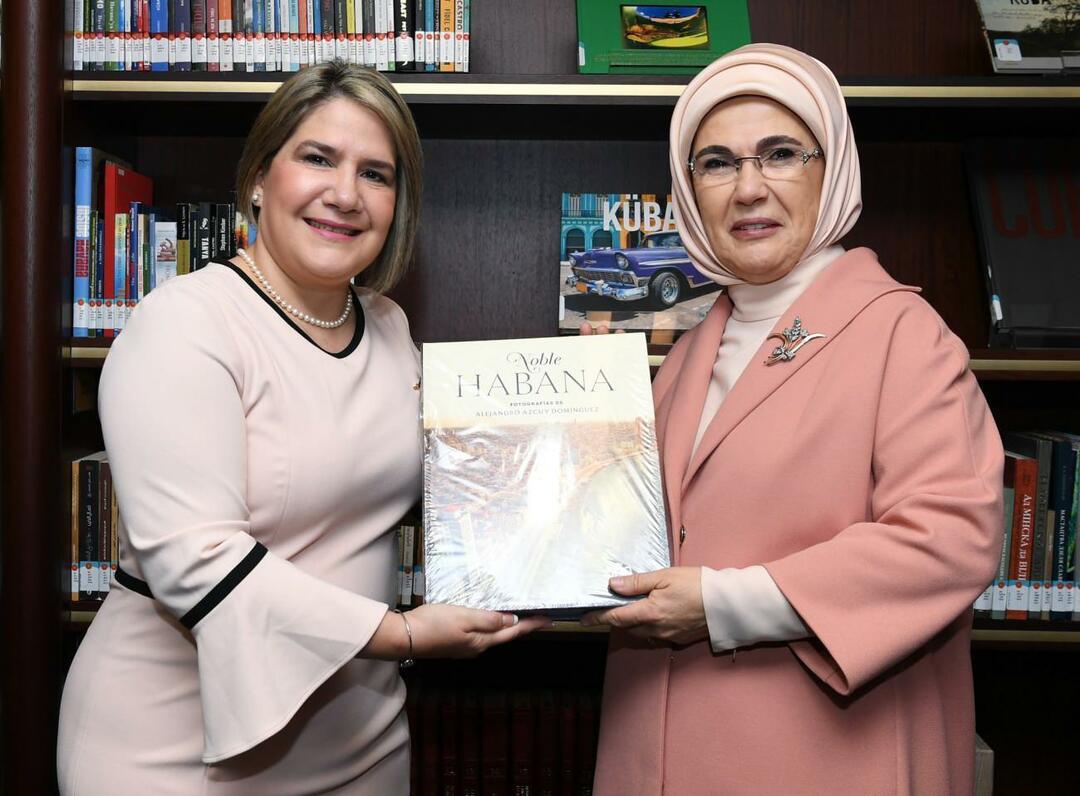 Η Emine Erdogan και η Lis Cuesta Peraza