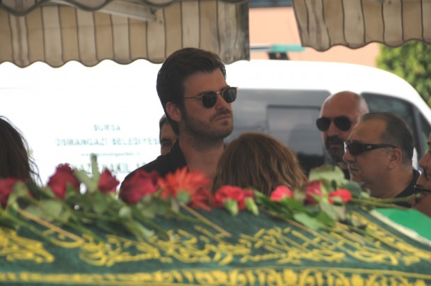Kivanc Tatlitug στην κηδεία του πατέρα της Παρθένου