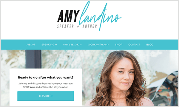 Η ιστοσελίδα της Amy Landino αντικατοπτρίζει τη νέα προσωπική της μάρκα. Ο ιστότοπος έχει τυρκουάζ χρώματα έμφασης. Η επικεφαλίδα λέει ο ομιλητής και συγγραφέας της Amy Landino. Εμφανίζεται μια φωτογραφία της Amy κάτω από τη γραμμή πλοήγησης με ένα πλαίσιο με την ένδειξη Ready To Go After What You Want; Ένα μπλε κουμπί λέει Ας το κάνουμε.