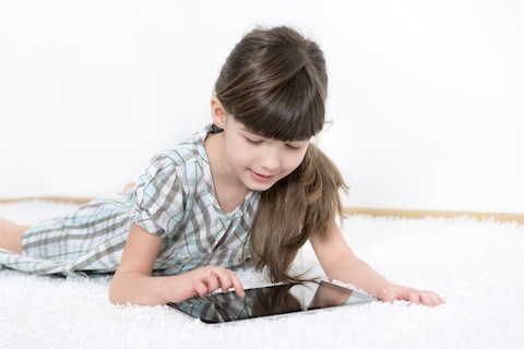 φωτογραφία απόθεμα 23514521 κοριτσάκι παίζει με ένα tablet