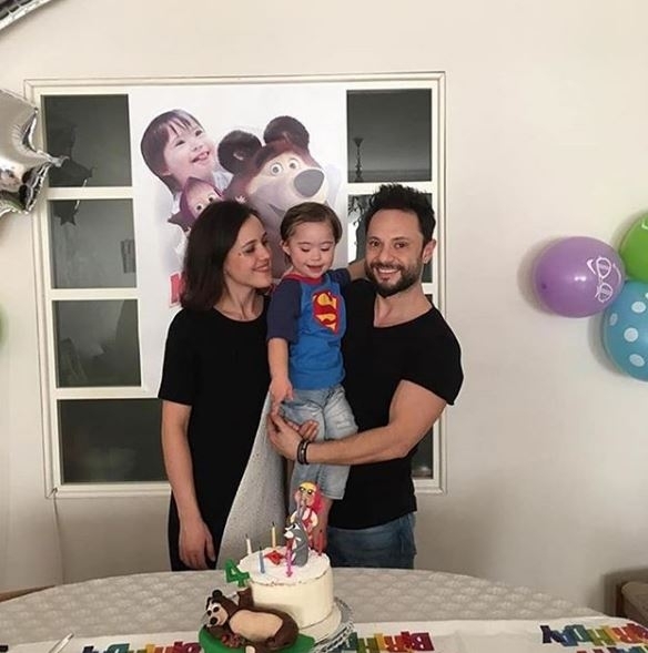 Özgün και την οικογένειά της