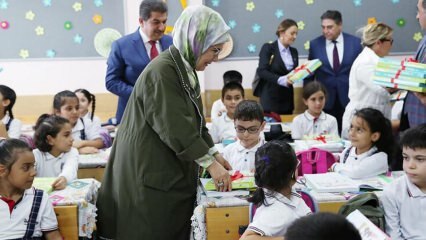 Η πρώτη κυρία Erdoğan έδωσε φορητούς υπολογιστές σε φοιτητές!