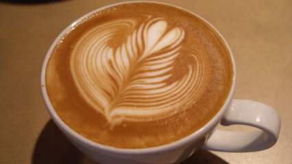 Πώς να φτιάξετε ένα latte στο σπίτι; Συμβουλές για να κάνετε το ευκολότερο latte