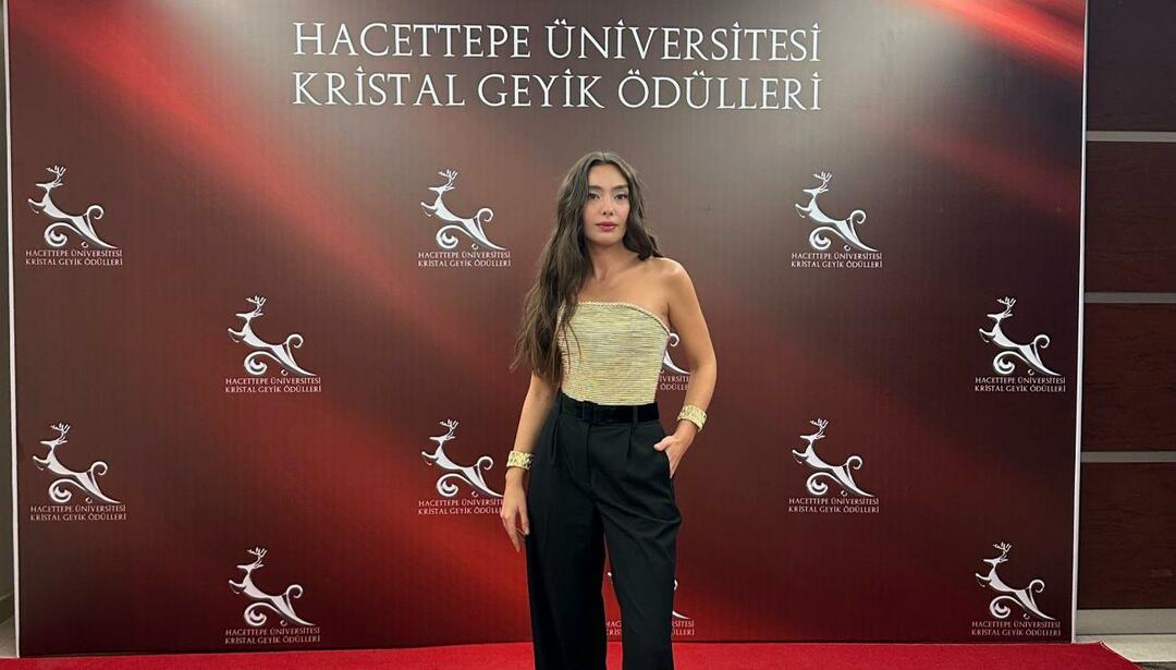  Η Neslihan Atagül στην τελετή απονομής 
