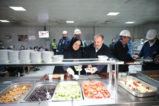 Ο υπουργός Zehra Zümrüt Selçuk και ο Mustafa Varank παρατάσσονται για το δείπνο του sahur.