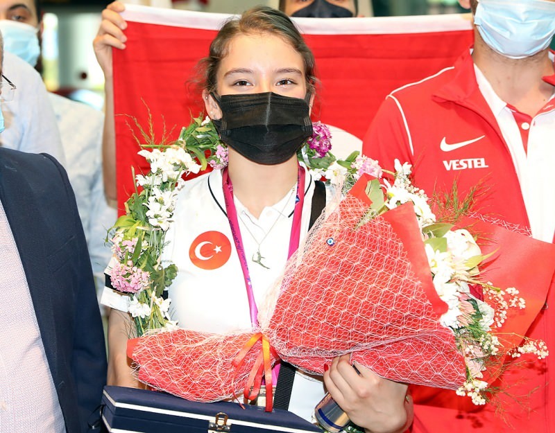 Ο εθνικός γυμναστής Ayşe Begüm Corporal επέστρεψε στο σπίτι του!