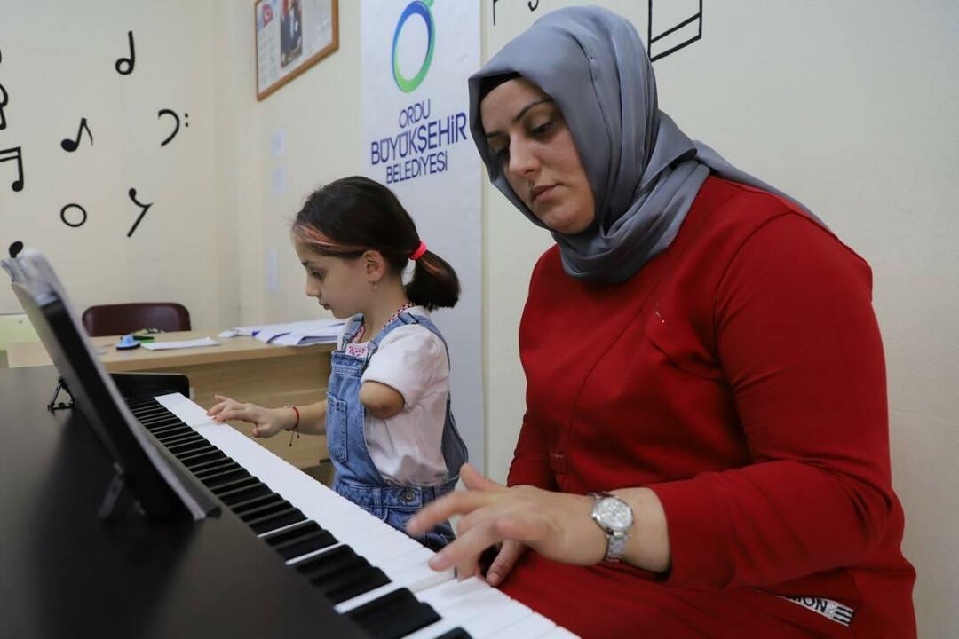 Η Ζεϊνέπ μαθαίνει να παίζει πιάνο με τη μητέρα της