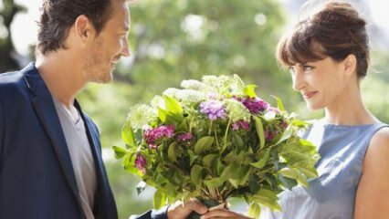 Γιατί οι γυναίκες πρέπει να αγοράσουν λουλούδια;