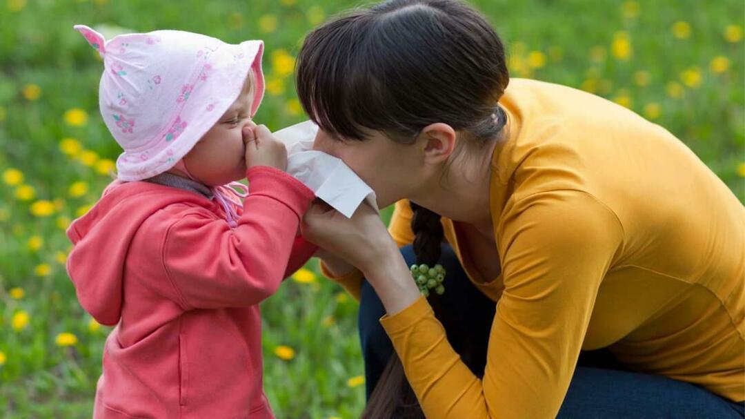 Ποια είναι η διαφορά μεταξύ εποχικών αλλεργιών και κρυολογήματος στα παιδιά;