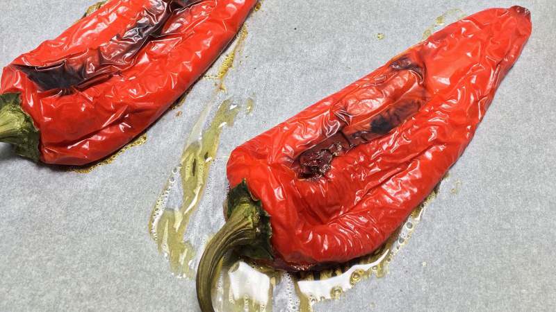 Πώς να ξεφλουδίσετε ψητές πιπεριές