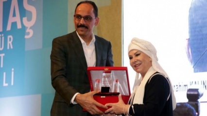 Ο θρύλος της τουρκικής λαϊκής μουσικής έλαβε το βραβείο Bedia Akartürk