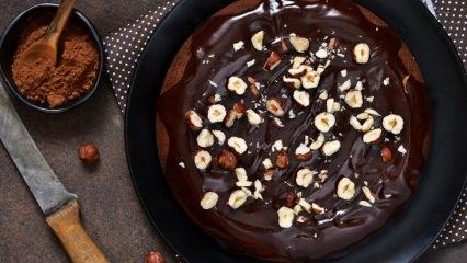 Πρακτική συνταγή για κέικ με σάλτσα σοκολάτας 
