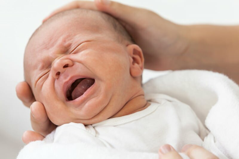 Είναι επιβλαβές να κουνάτε τα μωρά όρθια;