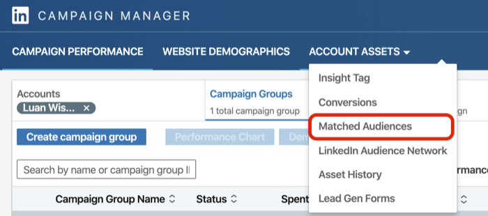επιλέξτε Αντιστοιχισμένο κοινό από το αναπτυσσόμενο μενού Στοιχεία λογαριασμού στο LinkedIn Campaign Manager