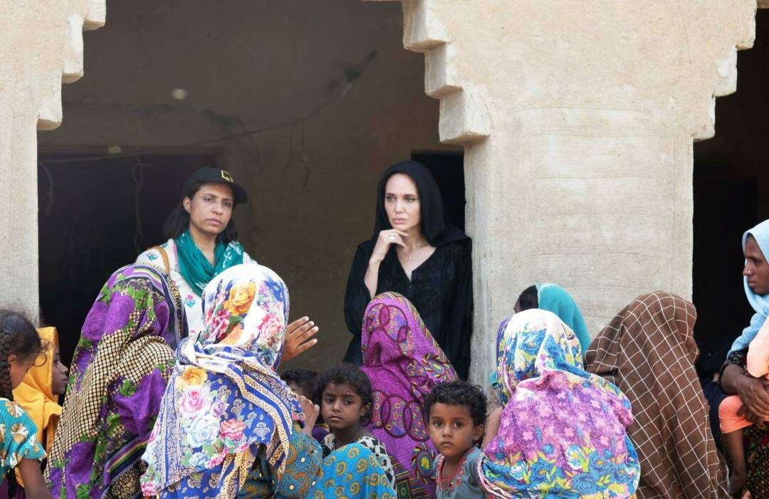  Η Angelina Jolie απηύθυνε έκκληση στη διεθνή κοινότητα να βοηθήσει το Πακιστάν.