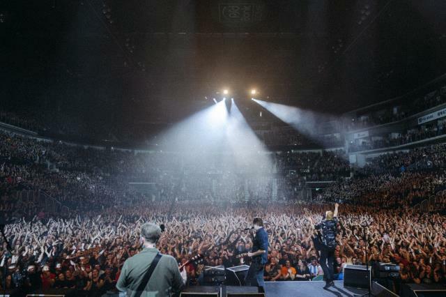 Το ροκ συγκρότημα Toten Hosen συγκεντρώνει πάνω από 1 εκατομμύριο ευρώ για τους σεισμόπληκτους σε συναυλία