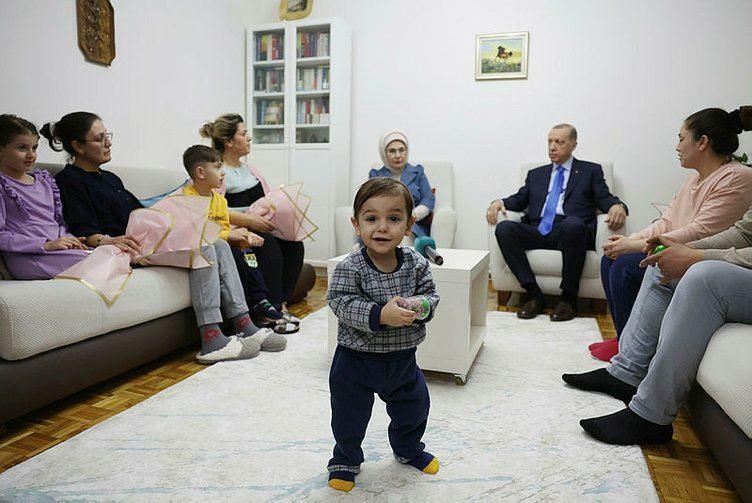 Ο Πρόεδρος Ρετζέπ Ταγίπ Ερντογάν και η σύζυγός του Εμινέ Ερντογάν επισκέφτηκαν την οικογένεια των επιζώντων του σεισμού