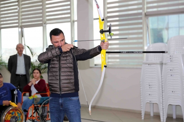 Ο Alişan πυροβόλησε ένα βέλος με τα άτομα με ειδικές ανάγκες.