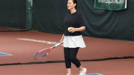 Hülya Avşar έπαιξε τένις στο σπίτι της!
