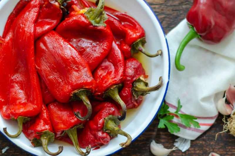 Πώς να ξεφλουδίσετε εύκολα τις ψητές πιπεριές; Ο ευκολότερος τρόπος να ξεφλουδίσετε ψητές πιπεριές