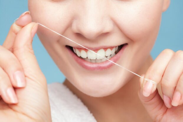 Συνιστάται η χρήση οδοντικού νήματος για την απομάκρυνση υπολειμμάτων μεταξύ των δοντιών.