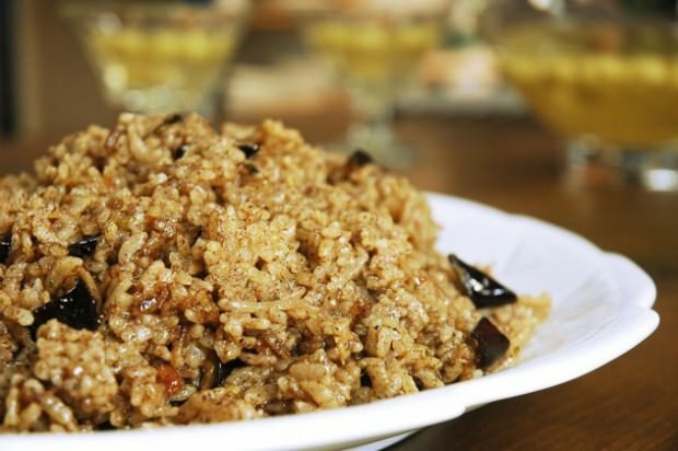 Πώς να κάνετε νόστιμο ρύζι μελιτζάνες;