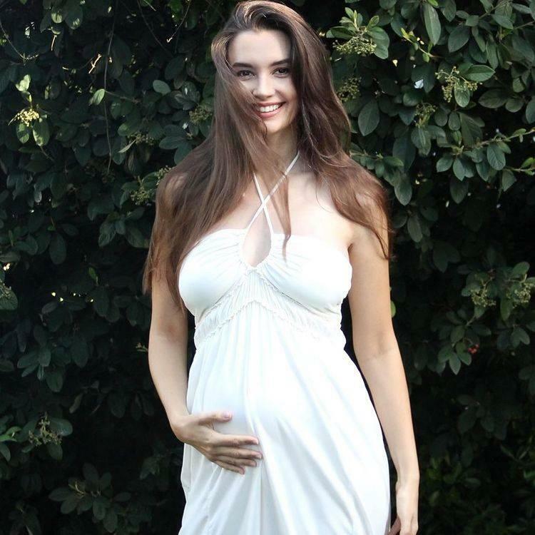  Η πόζα εγκυμοσύνης της Leyla Lydia Tuğutlu