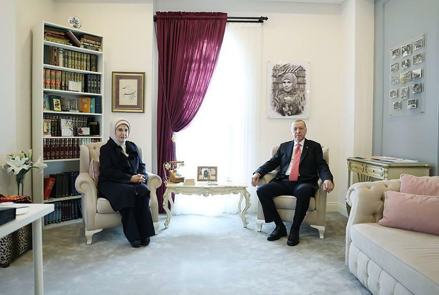 Ο Πρόεδρος Ερντογάν και η Εμινέ Ερντογάν πραγματοποίησαν περιοδεία στο Ίδρυμα Şule Yuksel Şenler