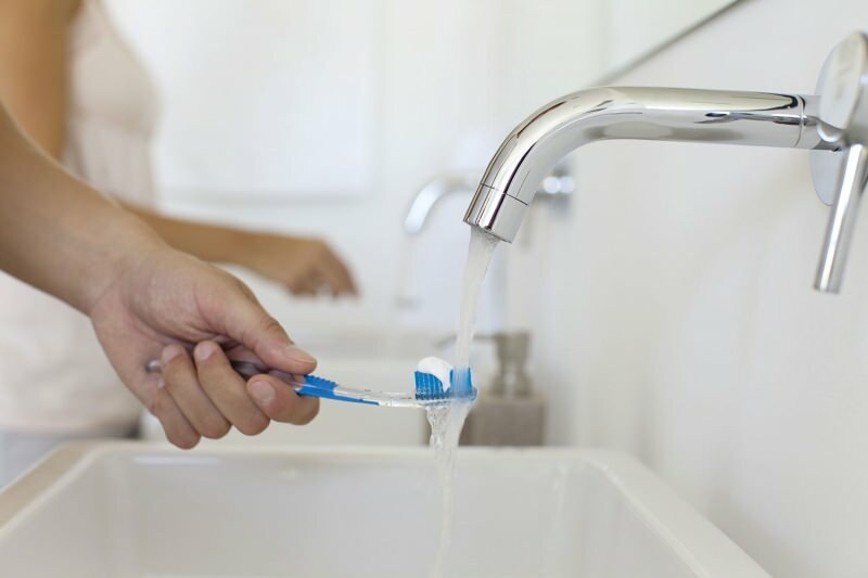 Απενεργοποιώντας το νερό ενώ βουρτσίζετε τα δόντια